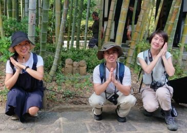 Lively Young Chinese Tourists Fully Enjoy Kamakura in Early Fall