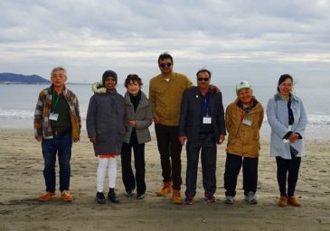 晴れ渡った空の向こうに白いヨットが浮かぶ由比ヶ浜海岸に感激！　