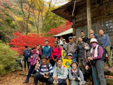 紅葉真っ盛りの大山ハイキング　恒例のストレッチ体操で全員踏破