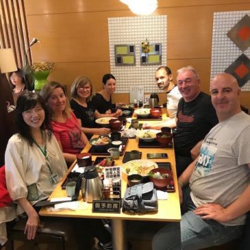 Three Spanish Couples Eat Lots of Local Food in Kamakura