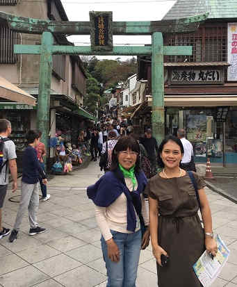 Indonesian Woman is Overjoyed at Visiting the Kamakura High School Level Crossing