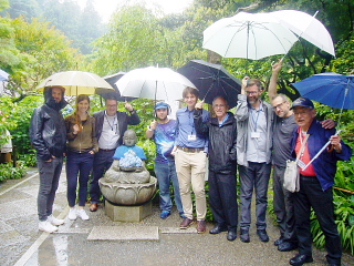 国際会議参加者を雨の明月院にご案内