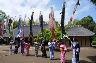 サンモールスクールのお母さま、カラフルな浴衣を着て茶会を楽しむ　