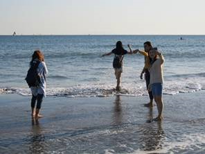 初めての海の感触はきっと忘れられないものに